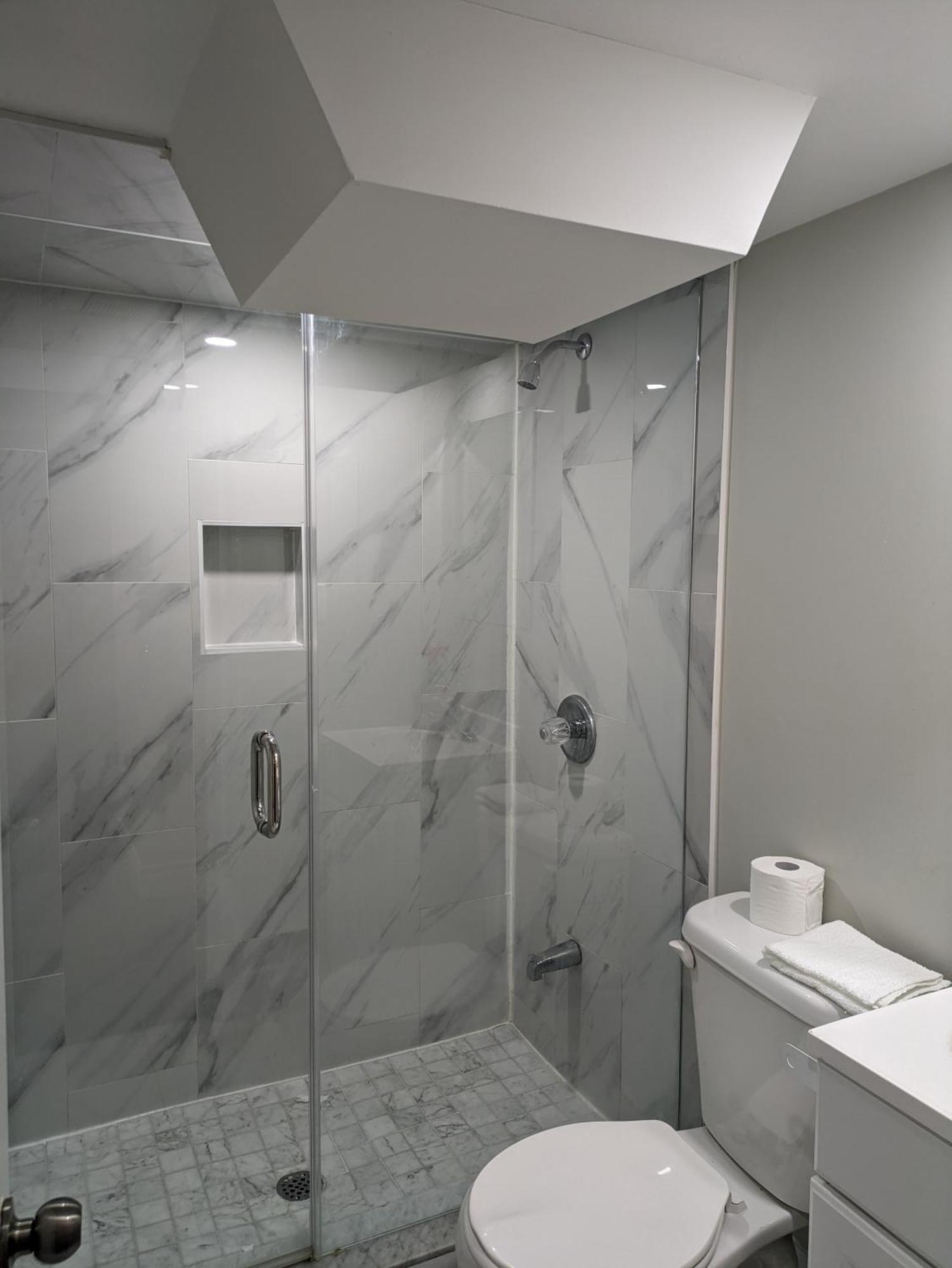Stunning Furnished 2Bedroom/2Washroom Apartment Μπράμπτον Εξωτερικό φωτογραφία