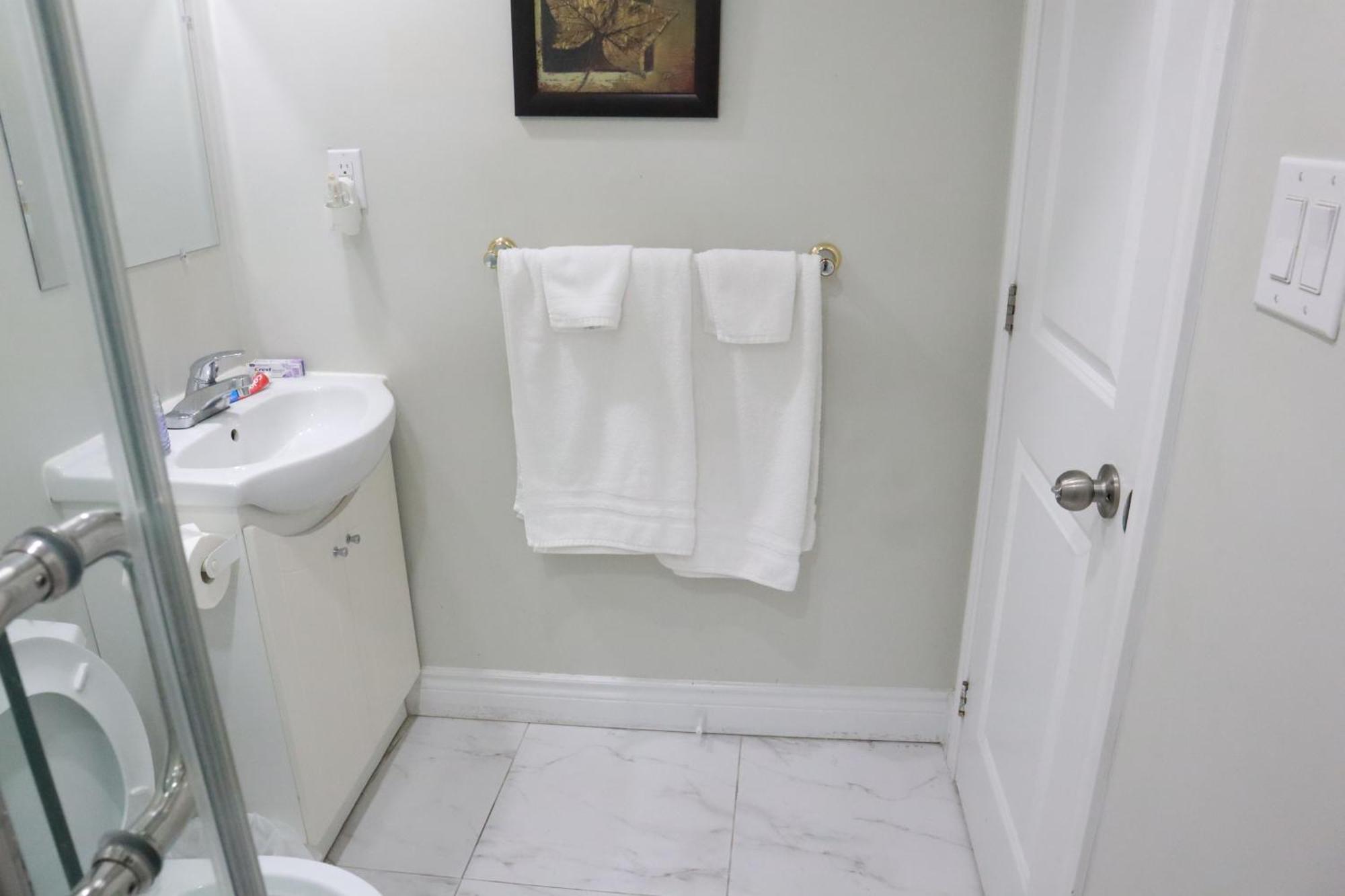 Stunning Furnished 2Bedroom/2Washroom Apartment Μπράμπτον Εξωτερικό φωτογραφία